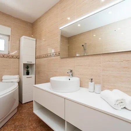 Tomeri Apartmán Starigrad Paklenica