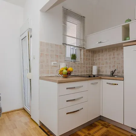 Tomeri Apartment
